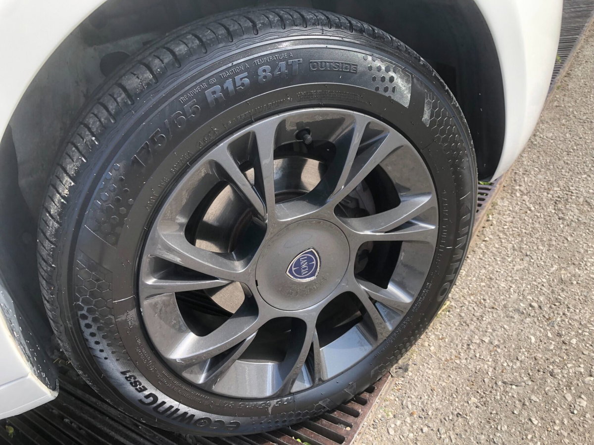 Lancia Ypsilon 0.9 TwinAir 85 CV 5 porte Metano Ecochic Platinum (6)