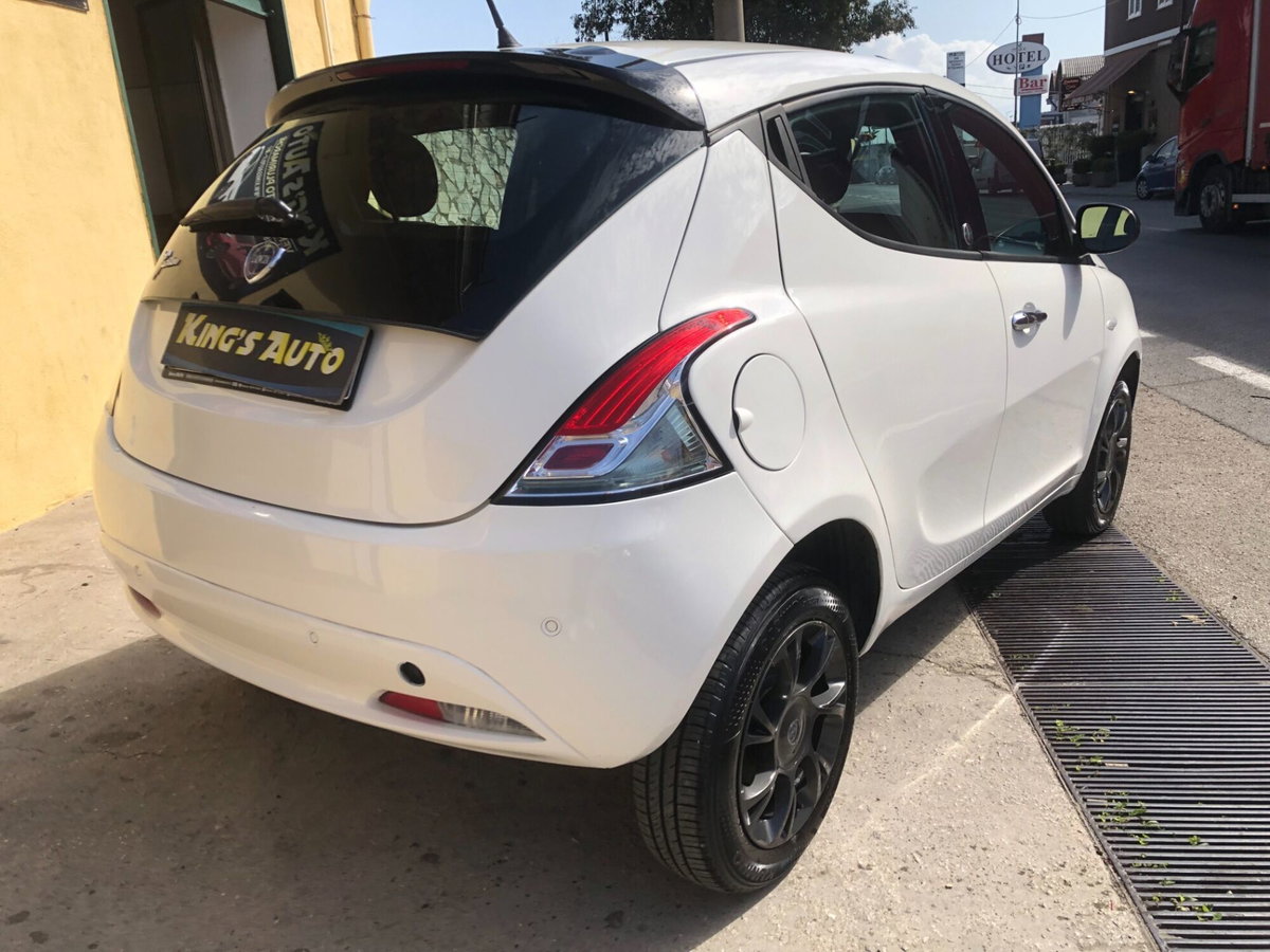 Lancia Ypsilon 0.9 TwinAir 85 CV 5 porte Metano Ecochic Platinum (9)