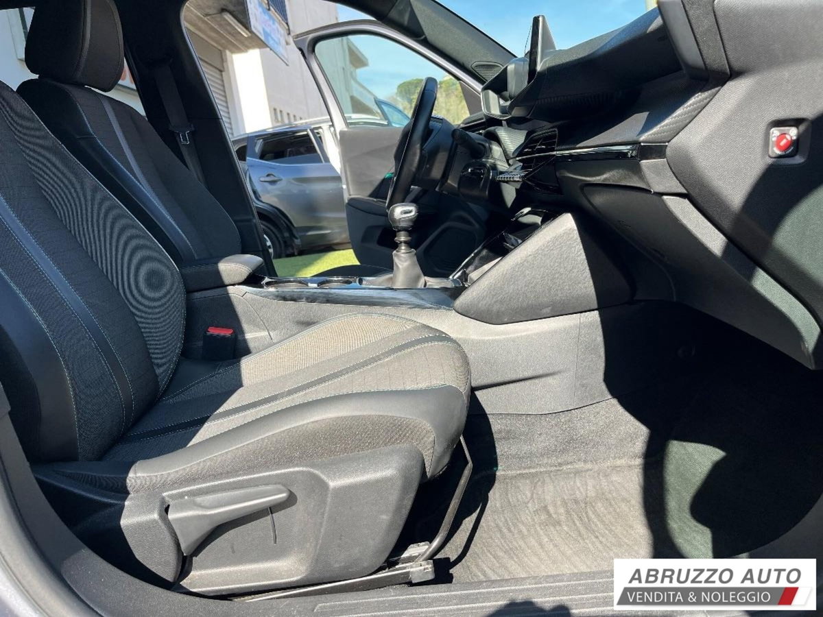 Peugeot 2008 PureTech 100 S&S Allure (12)