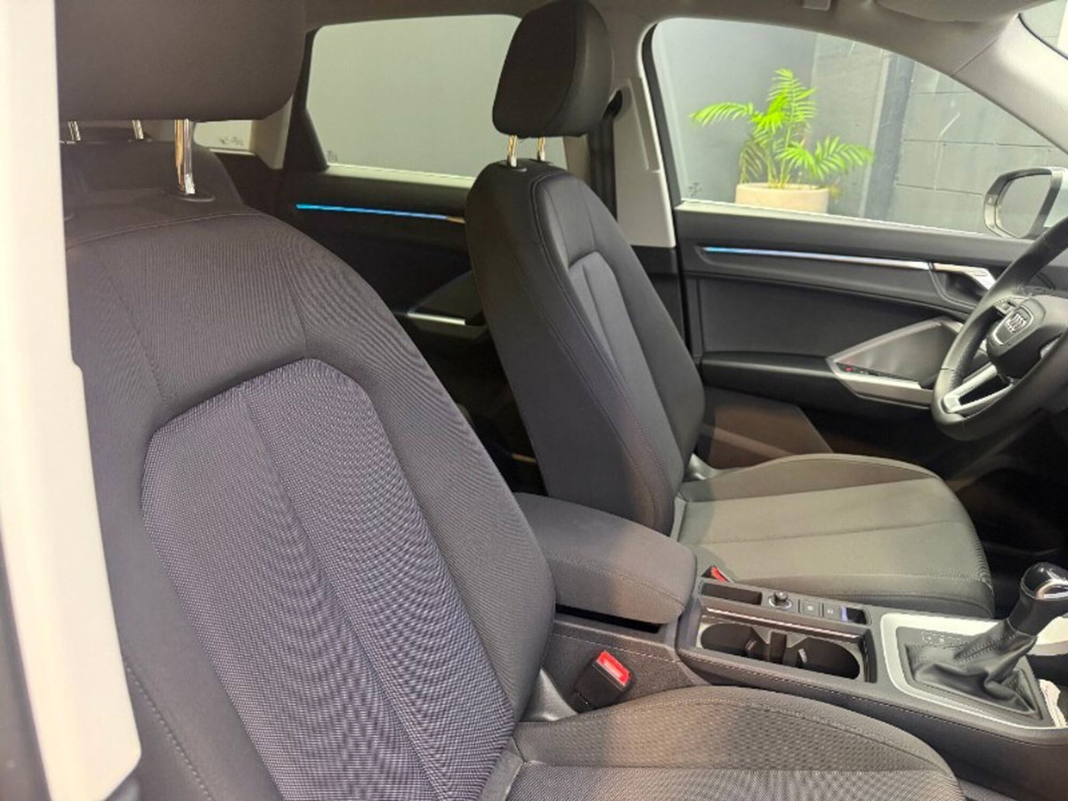 Audi Q3 35 2.0 tdi Identity Black s-tronic (9)