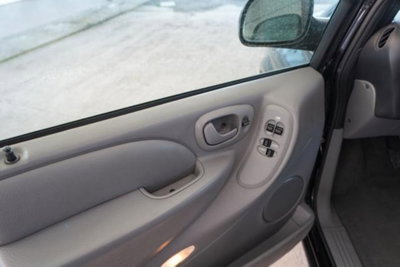 Chrysler Voyager 2.5 CRD cat LX (11)
