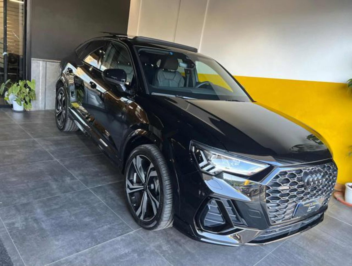 Audi Q3 Sportback 40 2.0 tdi Identity Black quattro 193cv s-tronic (2)