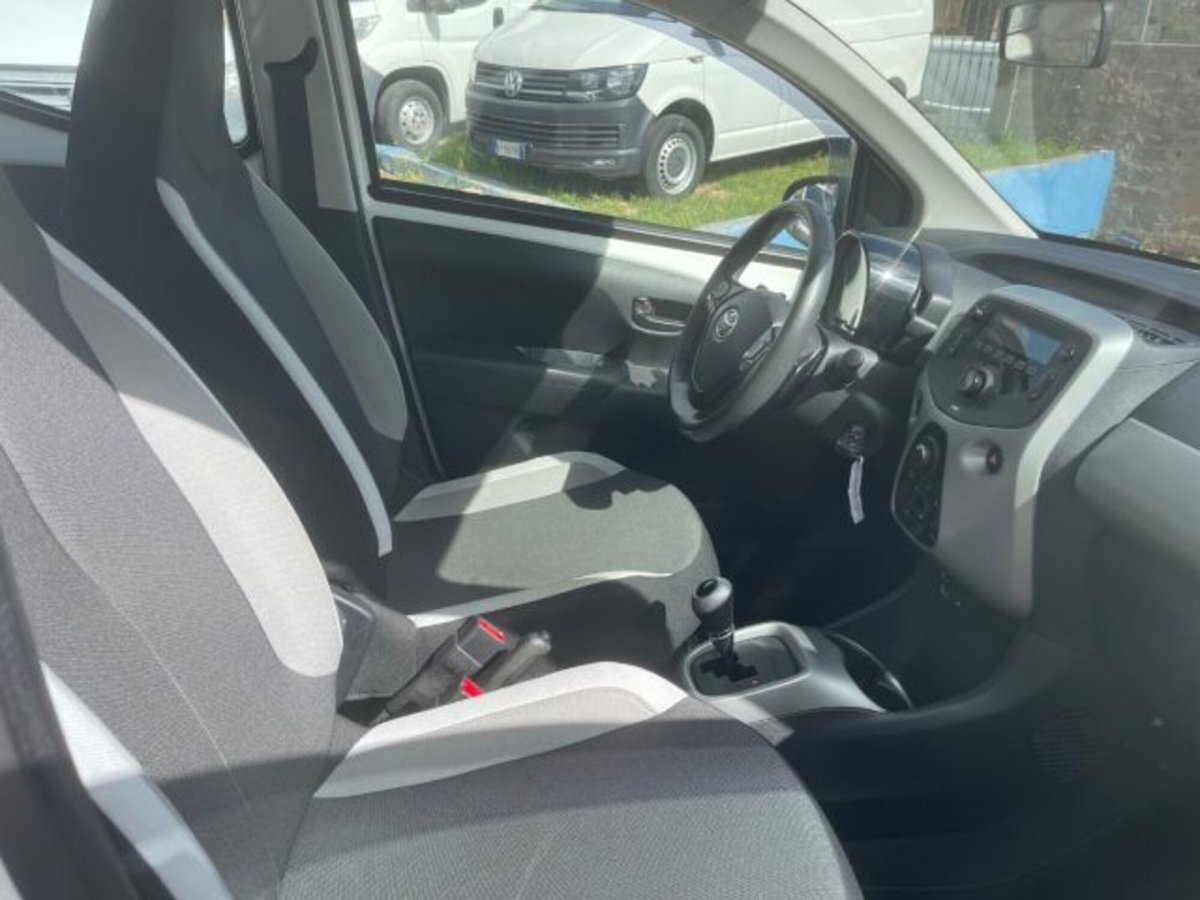 Toyota Aygo 1.0 VVT-i 69 CV 5 porte x-pure (10)
