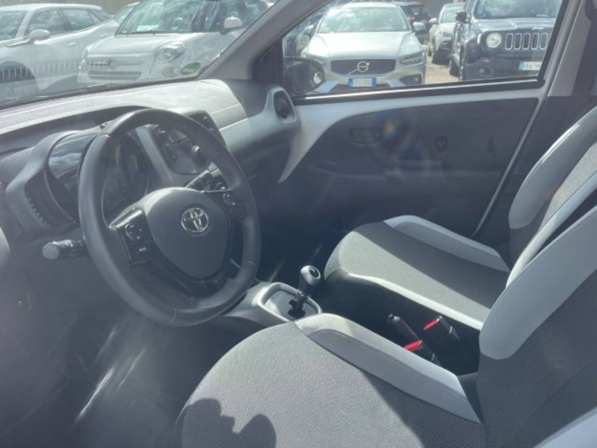 Toyota Aygo 1.0 VVT-i 69 CV 5 porte x-pure (13)