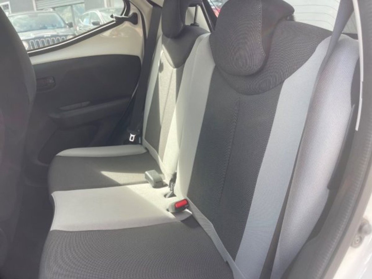 Toyota Aygo 1.0 VVT-i 69 CV 5 porte x-pure (14)