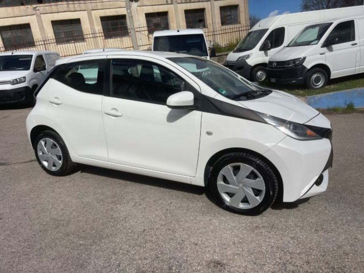 Toyota Aygo 1.0 VVT-i 69 CV 5 porte x-pure (2)