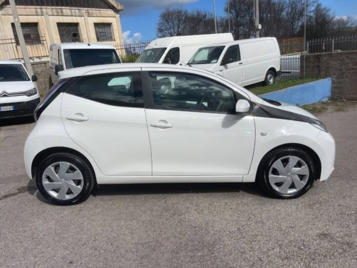 Toyota Aygo 1.0 VVT-i 69 CV 5 porte x-pure (4)
