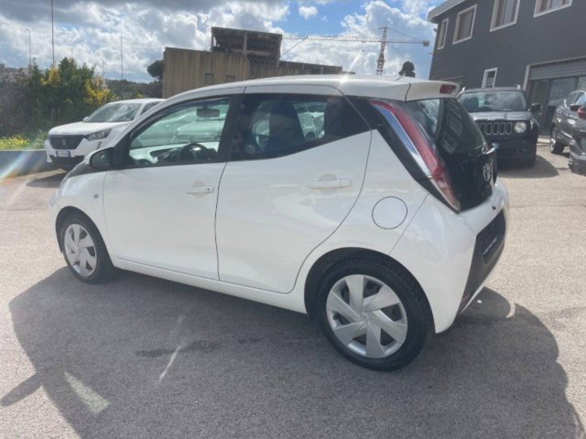 Toyota Aygo 1.0 VVT-i 69 CV 5 porte x-pure (6)