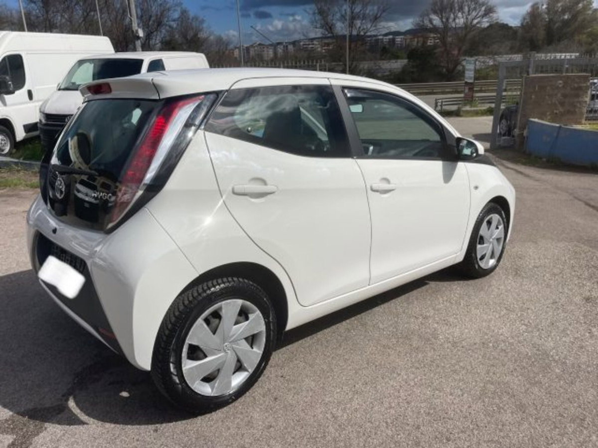 Toyota Aygo 1.0 VVT-i 69 CV 5 porte x-pure (8)