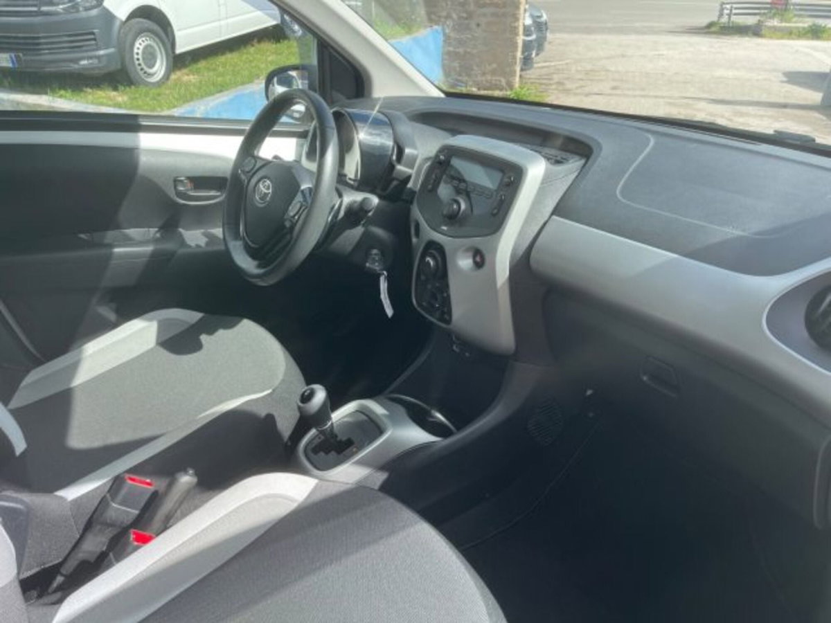 Toyota Aygo 1.0 VVT-i 69 CV 5 porte x-pure (9)