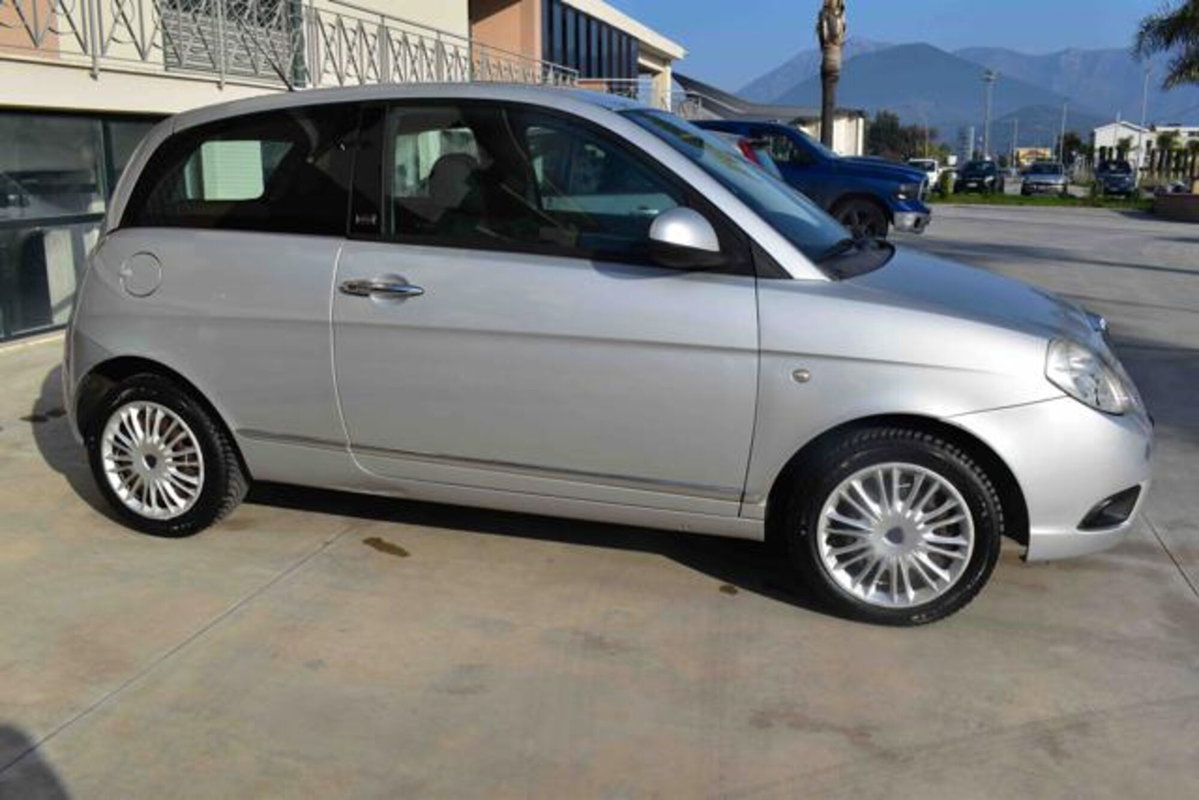 Lancia Ypsilon 1.2 69 CV Diva (4)