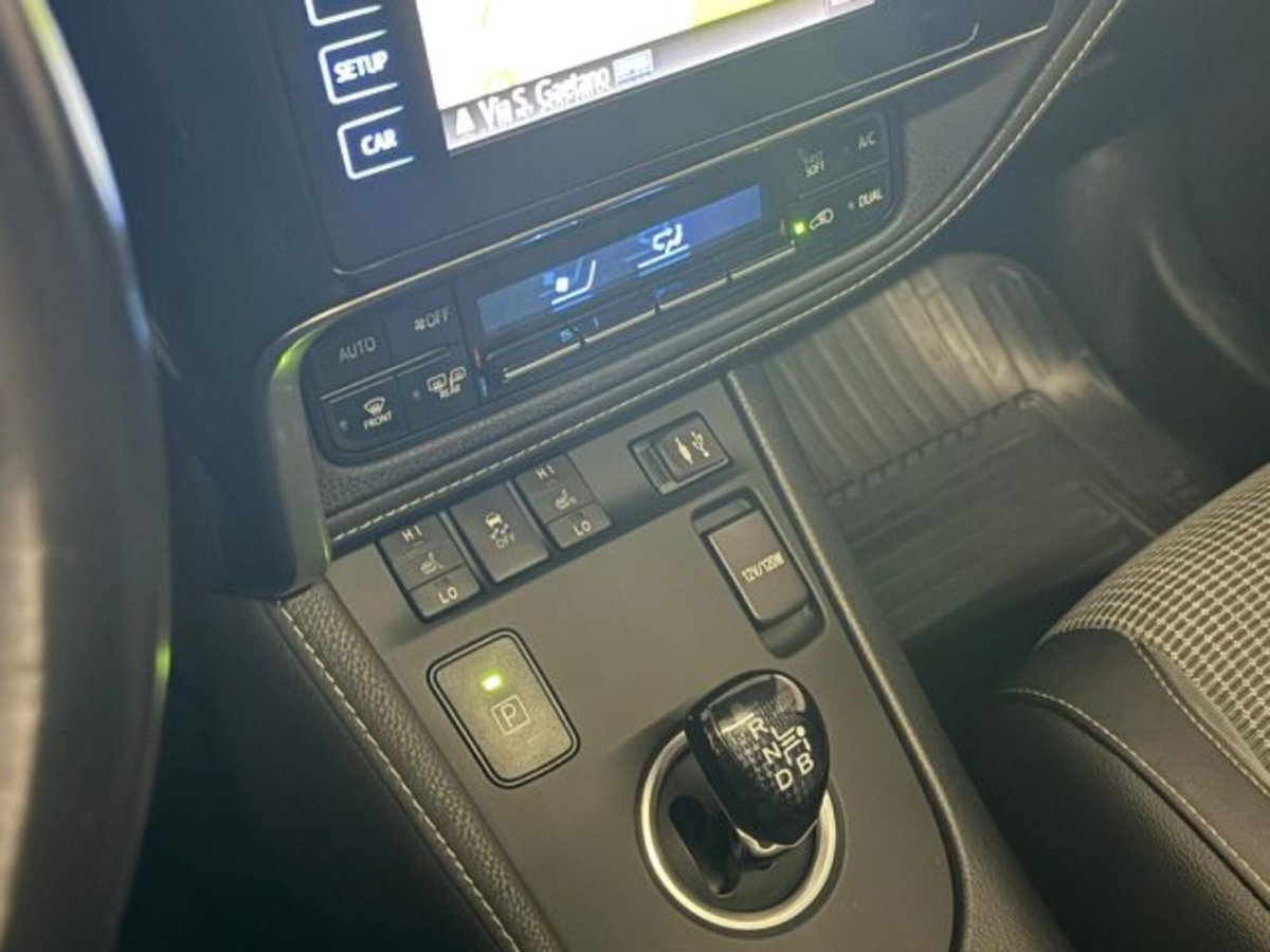 Toyota Auris 1.8 Hybrid Lounge (12)