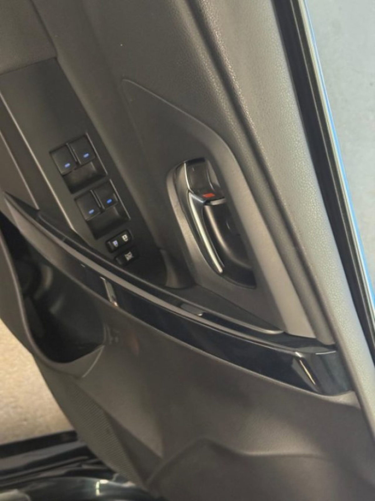 Toyota Auris 1.8 Hybrid Lounge (5)