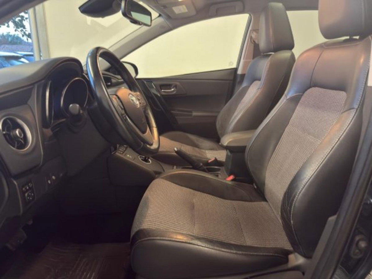 Toyota Auris 1.8 Hybrid Lounge (6)