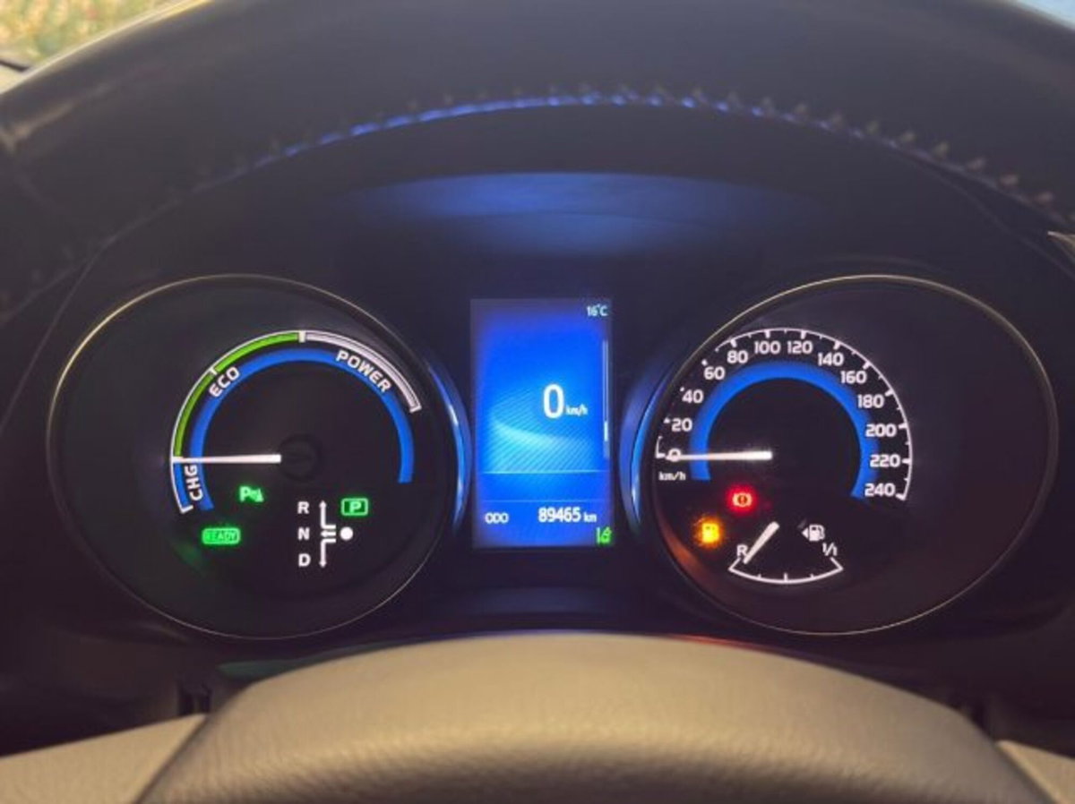 Toyota Auris 1.8 Hybrid Lounge (8)