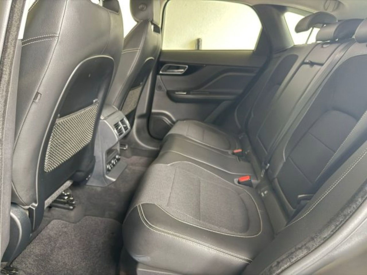 Jaguar F-Pace 2.0 D 180 CV AWD R-Sport (11)
