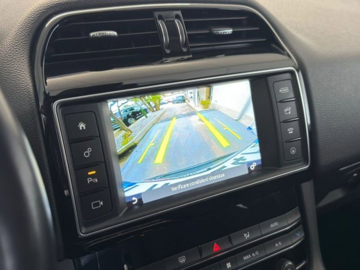 Jaguar F-Pace 2.0 D 180 CV AWD R-Sport (13)