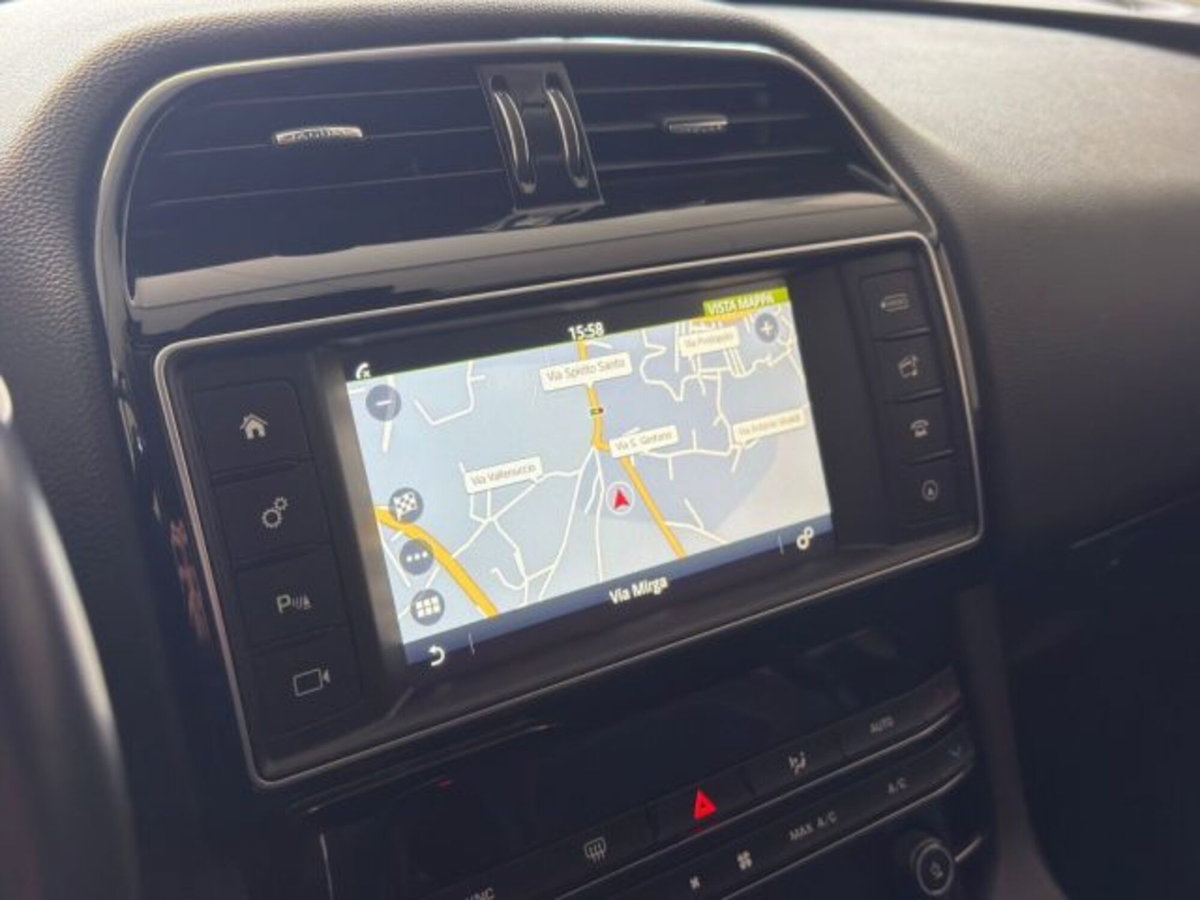 Jaguar F-Pace 2.0 D 180 CV AWD R-Sport (14)
