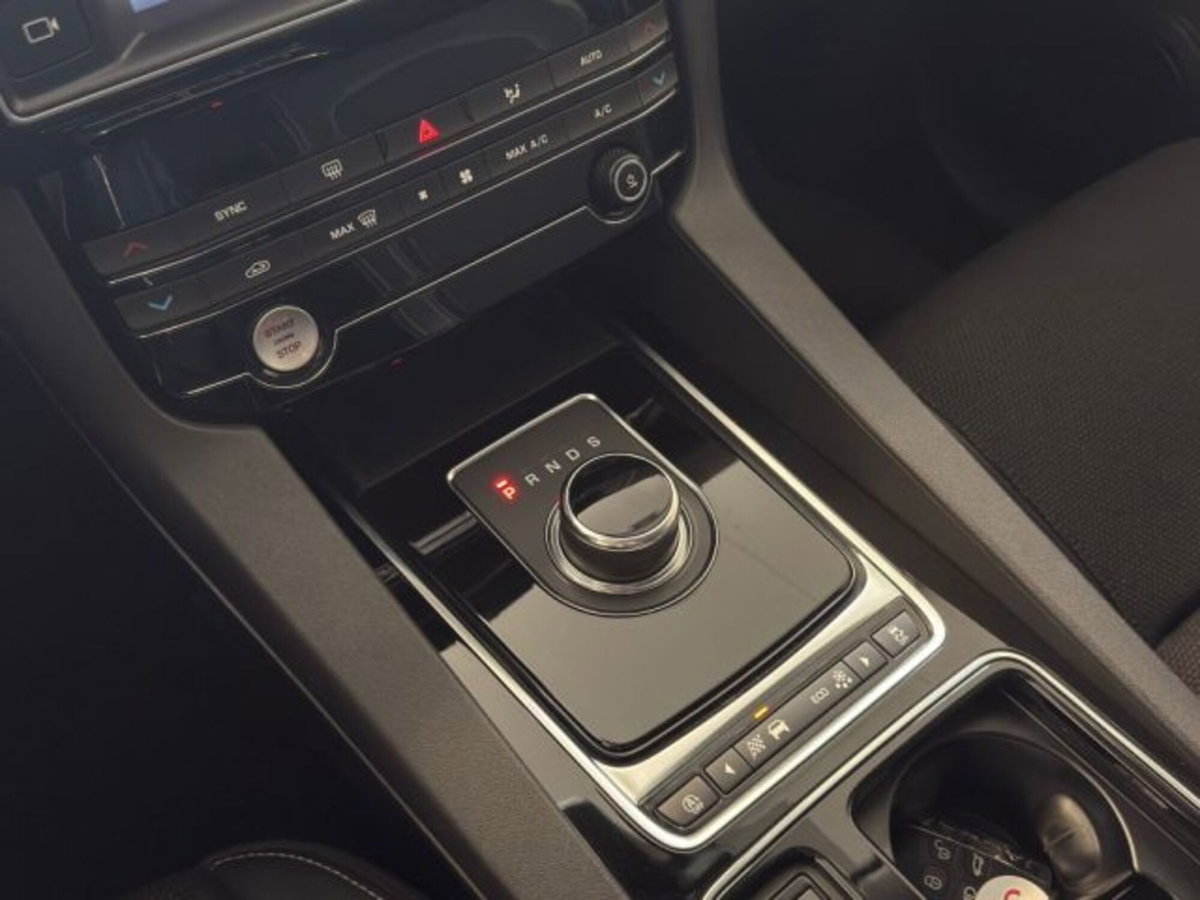 Jaguar F-Pace 2.0 D 180 CV AWD R-Sport (15)