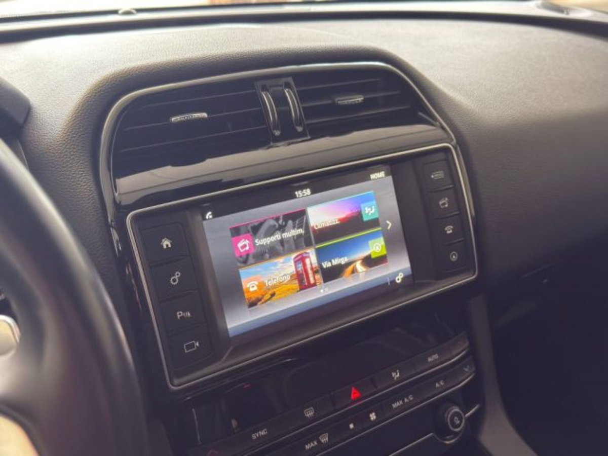 Jaguar F-Pace 2.0 D 180 CV AWD R-Sport (16)
