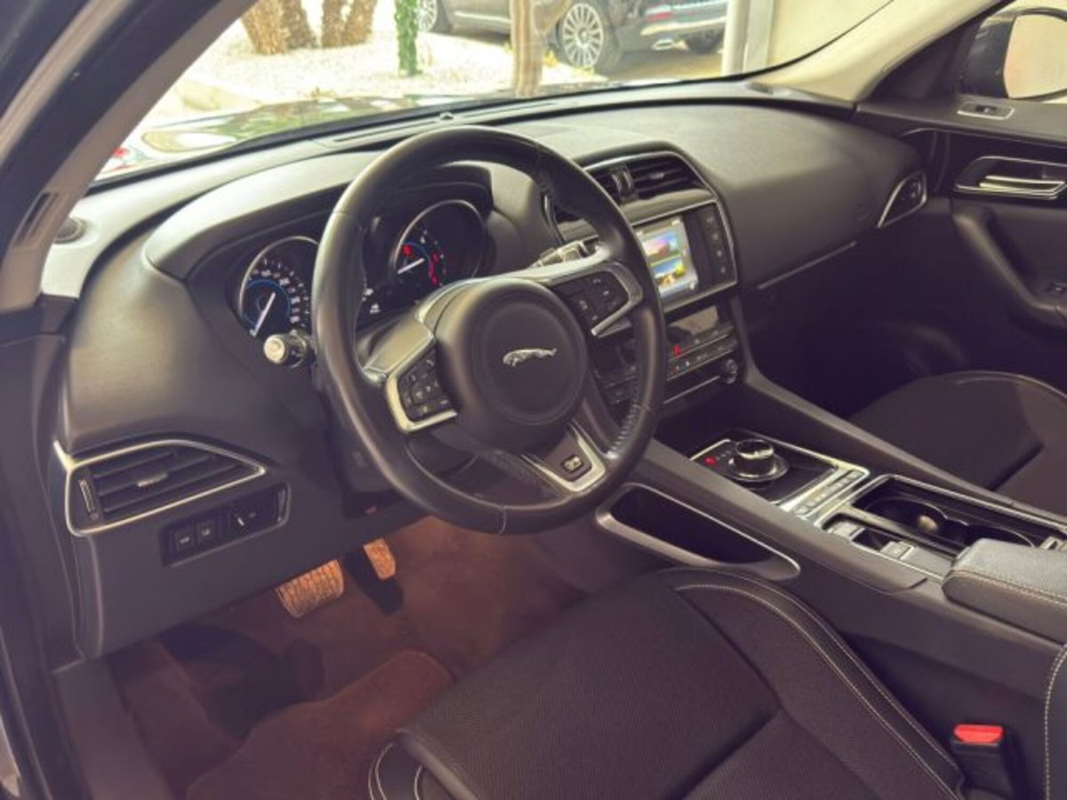 Jaguar F-Pace 2.0 D 180 CV AWD R-Sport (20)