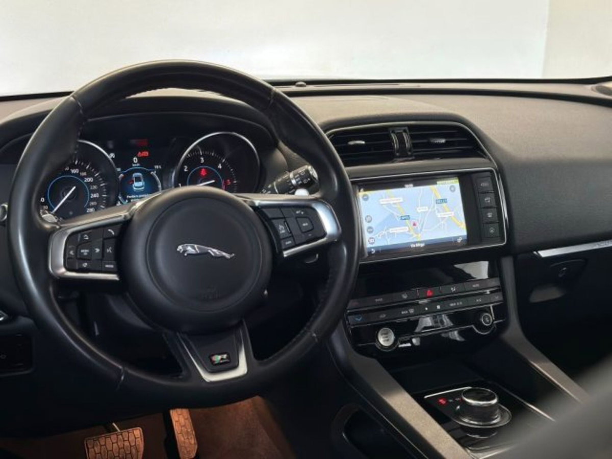 Jaguar F-Pace 2.0 D 180 CV AWD R-Sport (9)