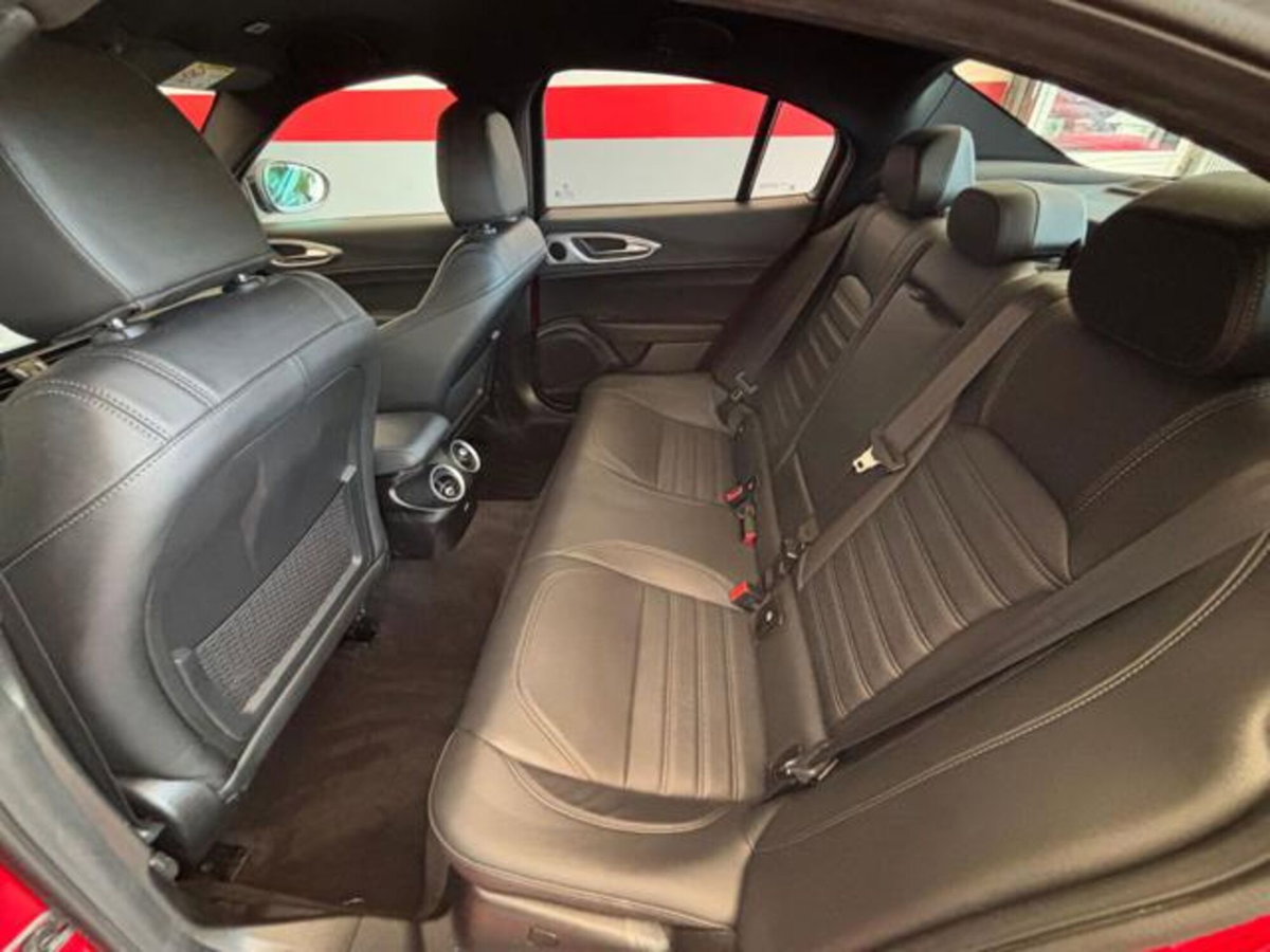 Alfa Romeo Giulia 2.0 Turbo 280 CV AT8 AWD Q4 Veloce (13)