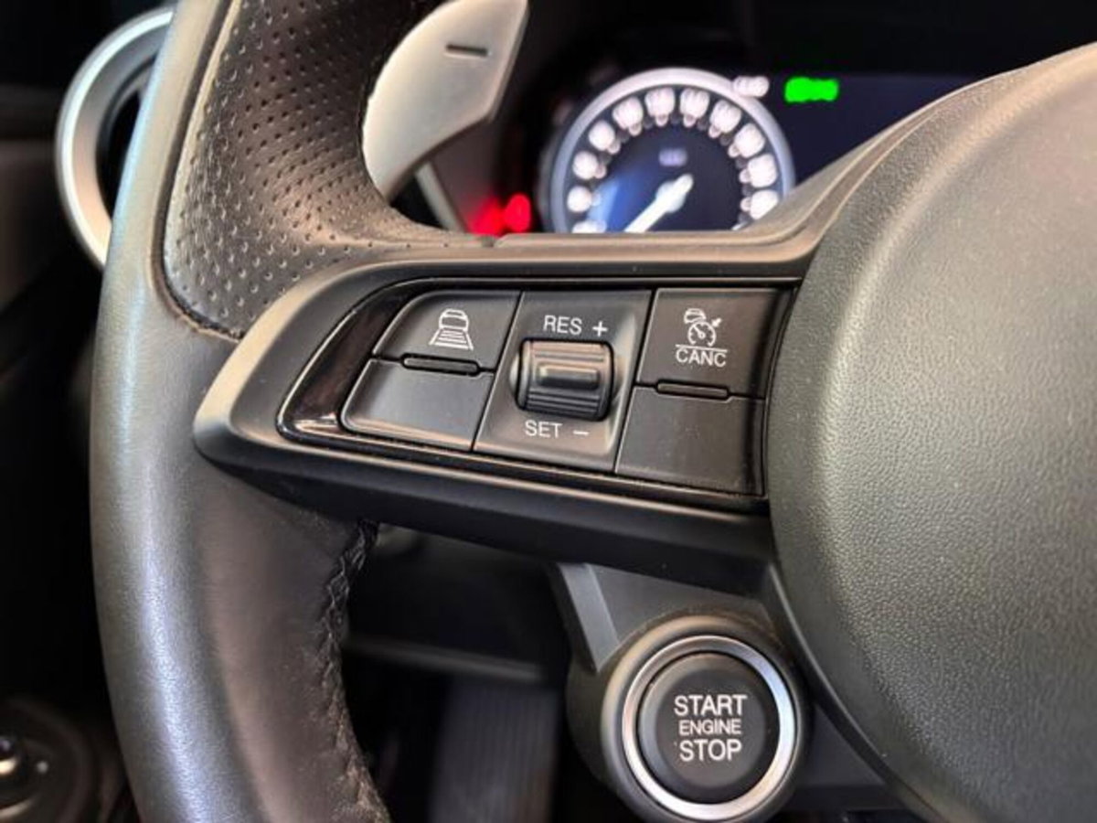 Alfa Romeo Giulia 2.0 Turbo 280 CV AT8 AWD Q4 Veloce (16)