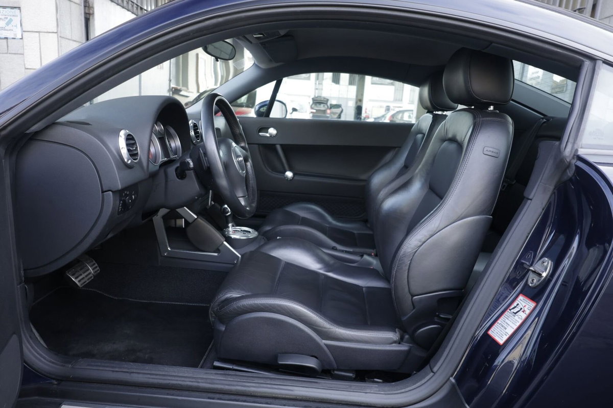 Audi TT Coupé 3.2 V6 quattro (14)