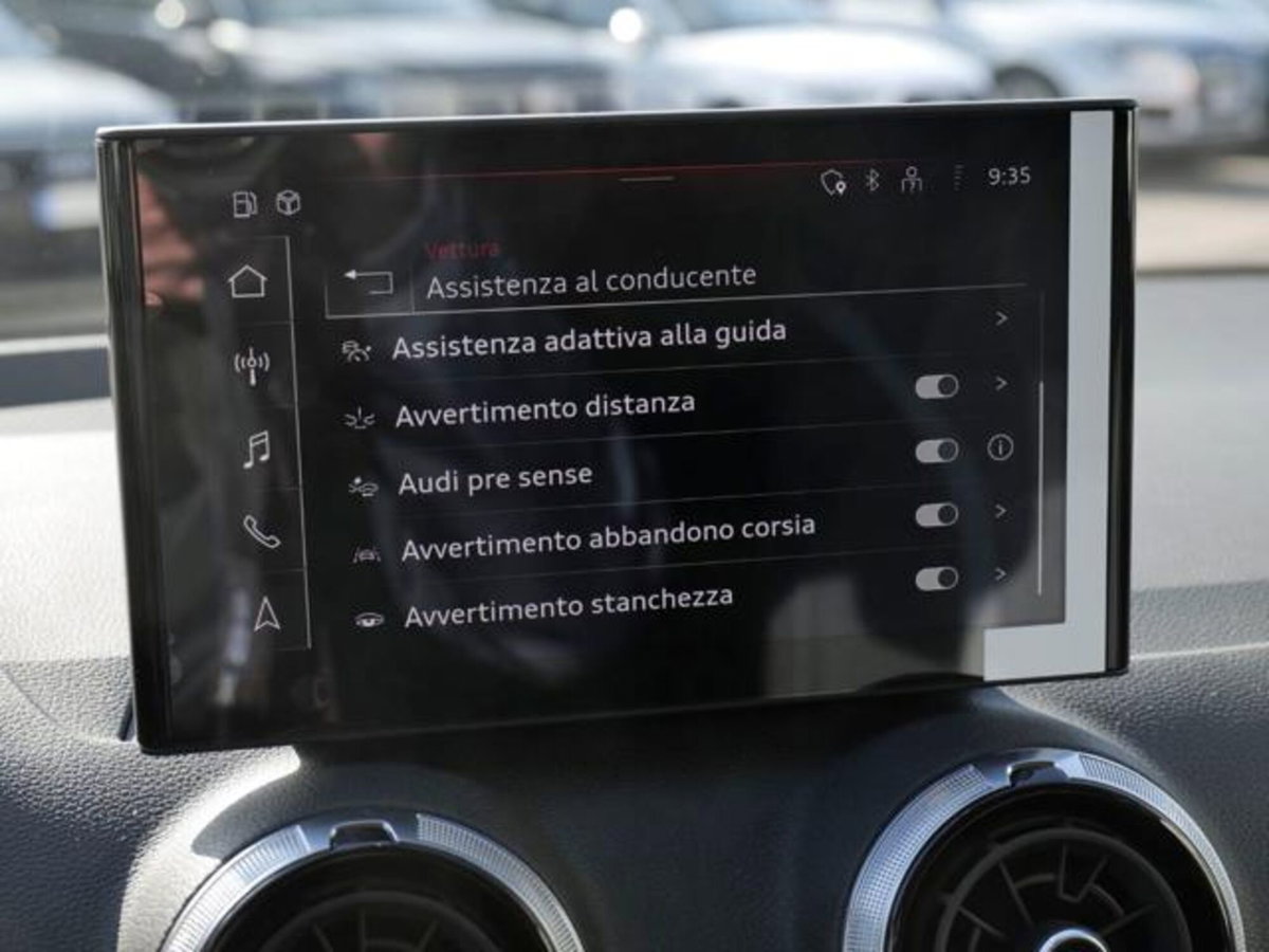 Audi Q2 35 2.0 tdi Identity Black s-tronic (13)