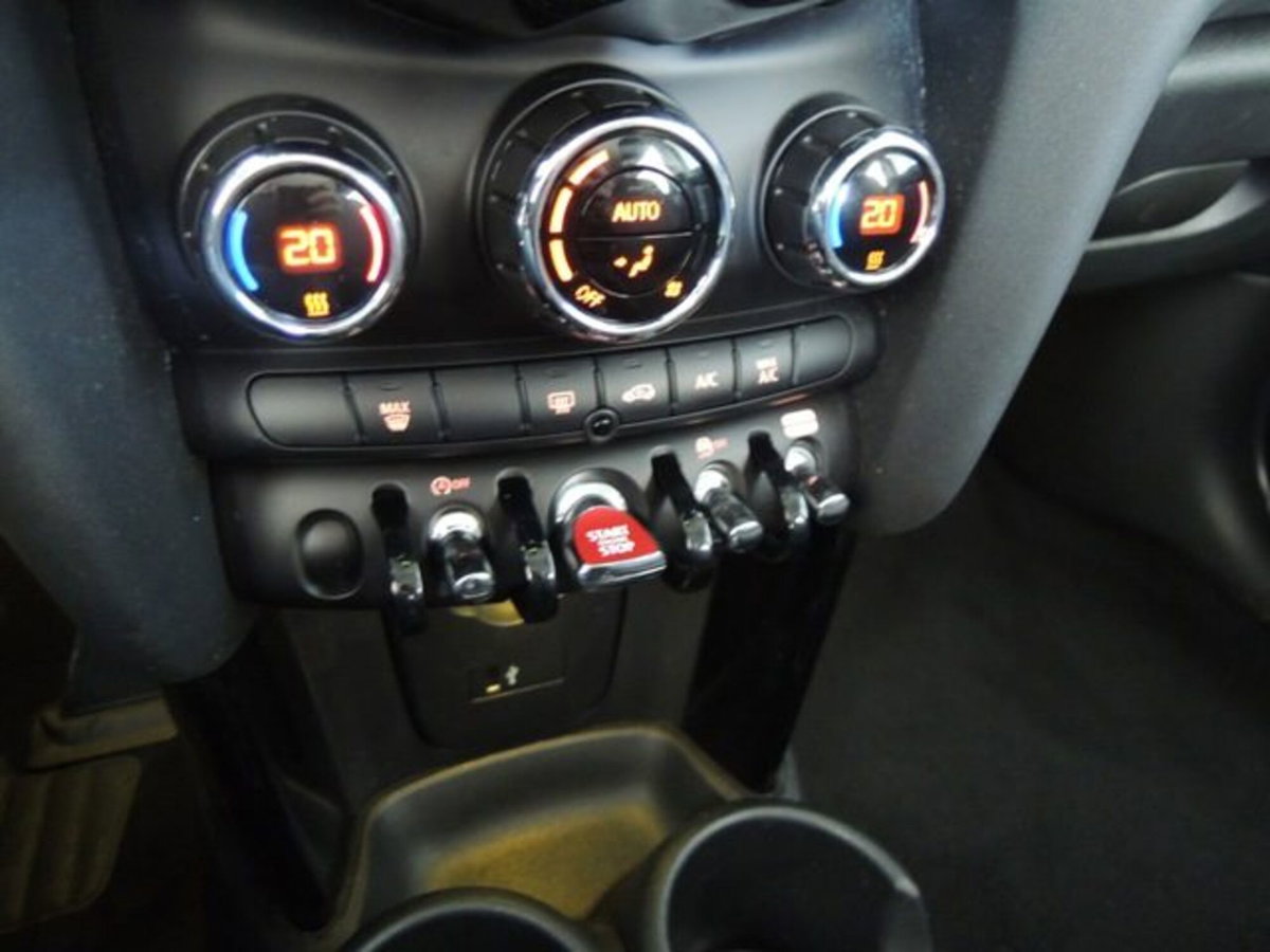 MINI Mini 1.5 Cooper Essential 5 porte (10)