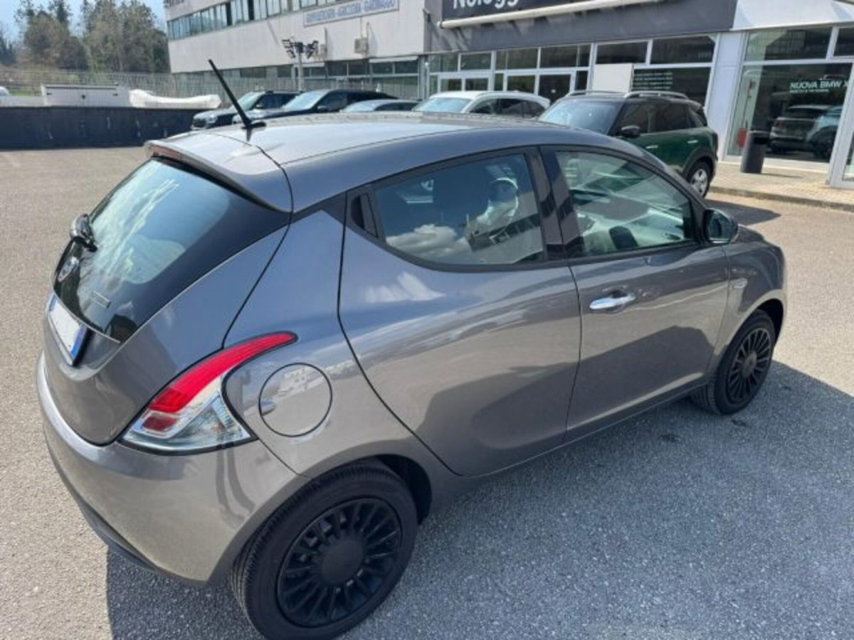 Lancia Ypsilon 1.0 FireFly 5 porte S&S Hybrid Ecochic Silver (4)