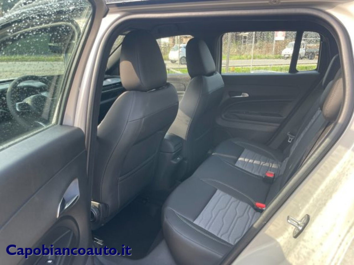 Jeep Avenger 1.2 turbo e-hybrid mhev Overland 4xe 145cv edct6 (12)