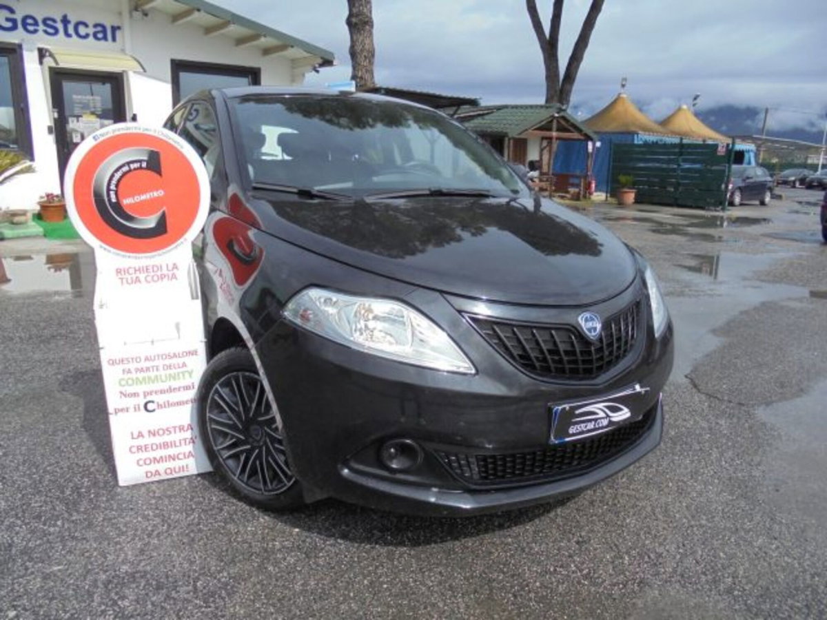 Lancia Ypsilon 1.0 FireFly 5 porte S&S Hybrid Ecochic Silver