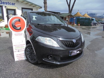 Lancia Ypsilon 1.0 FireFly 5 porte S&S Hybrid Ecochic Silver usata