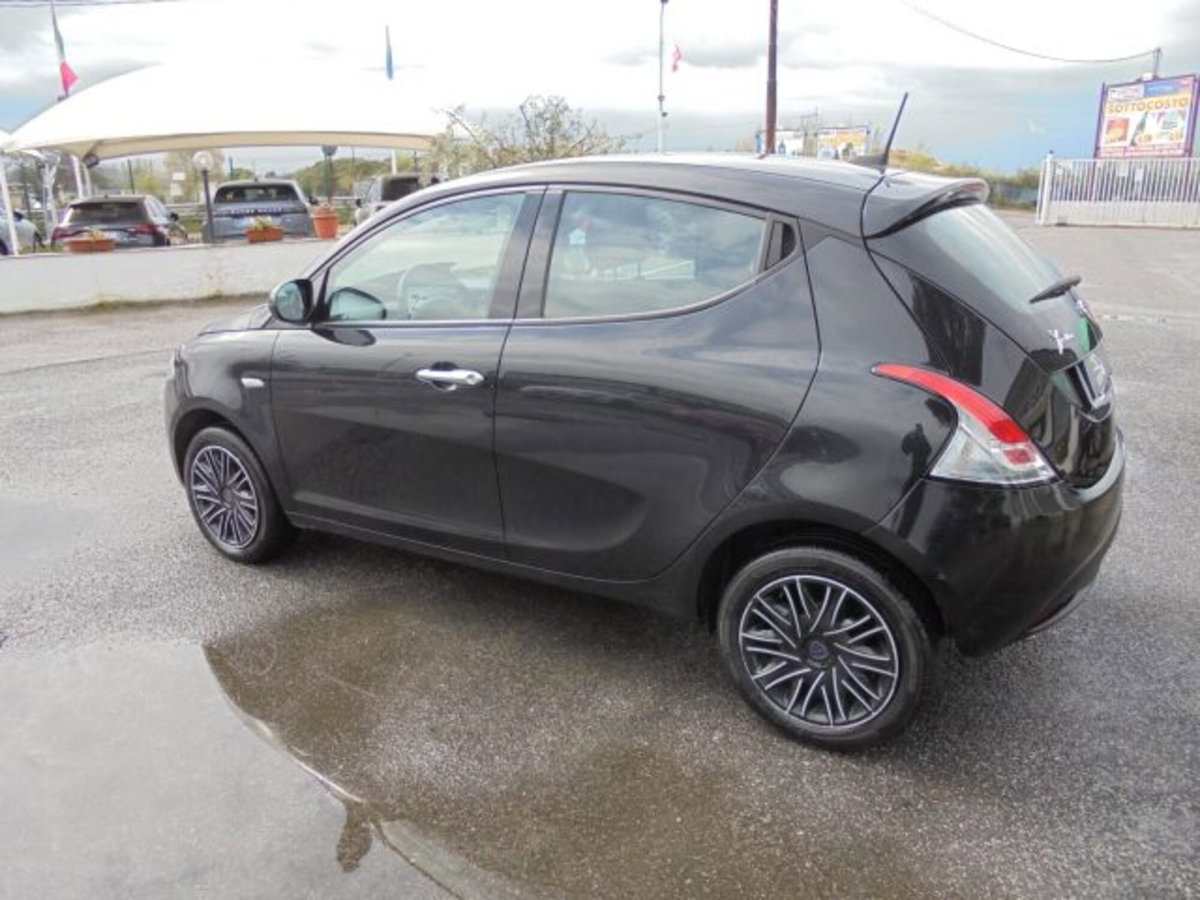 Lancia Ypsilon 1.0 FireFly 5 porte S&S Hybrid Ecochic Silver (10)