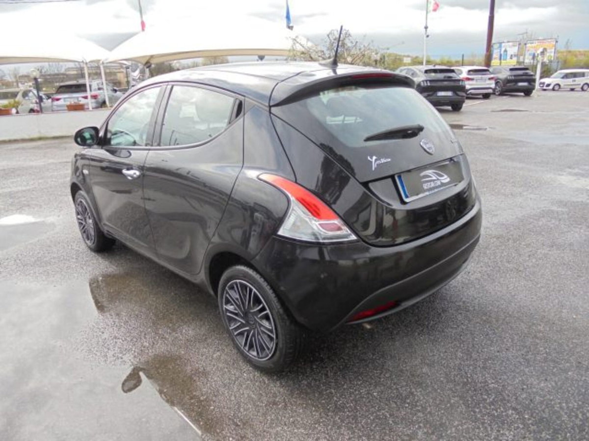 Lancia Ypsilon 1.0 FireFly 5 porte S&S Hybrid Ecochic Silver (11)