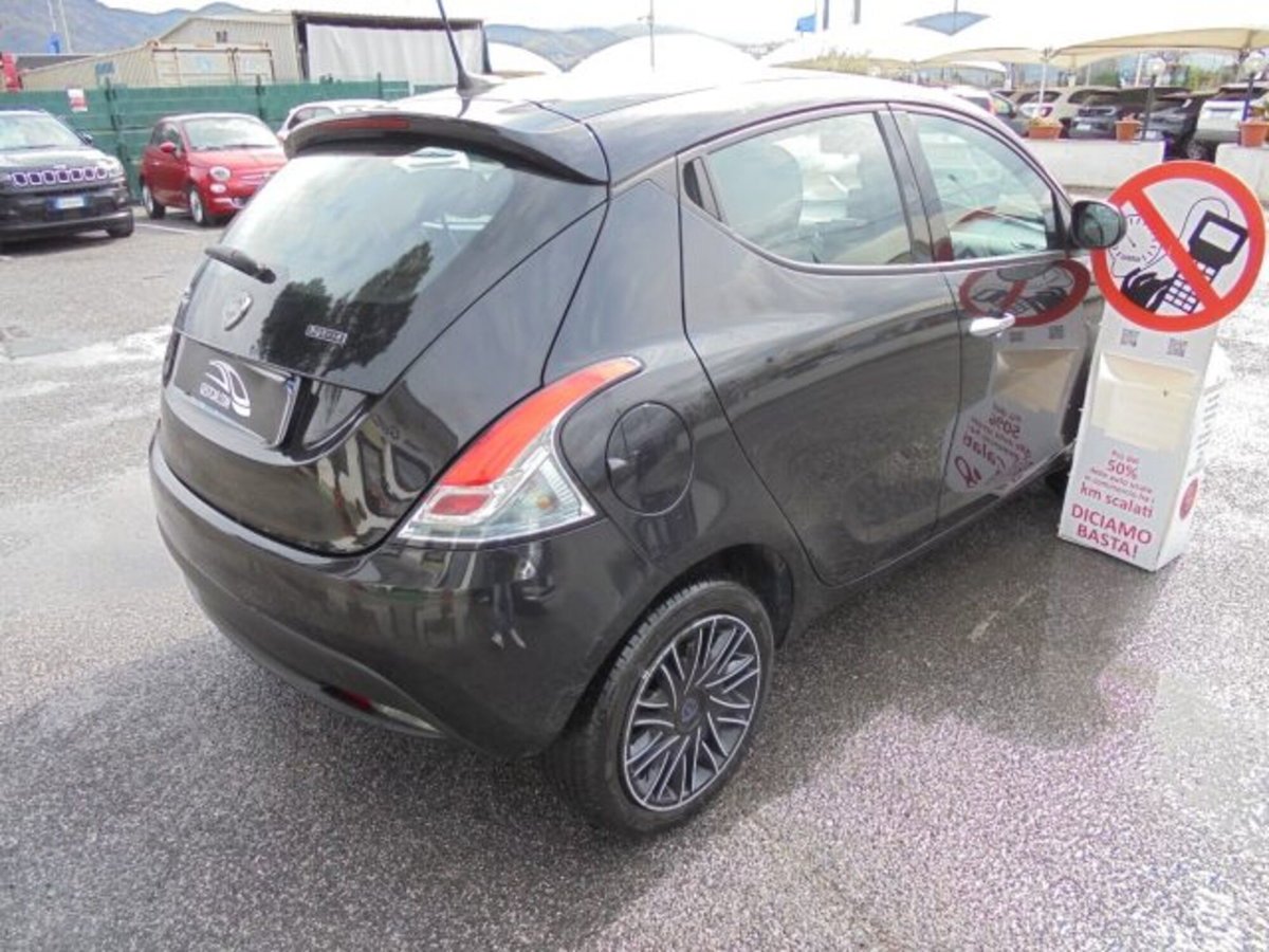 Lancia Ypsilon 1.0 FireFly 5 porte S&S Hybrid Ecochic Silver (13)