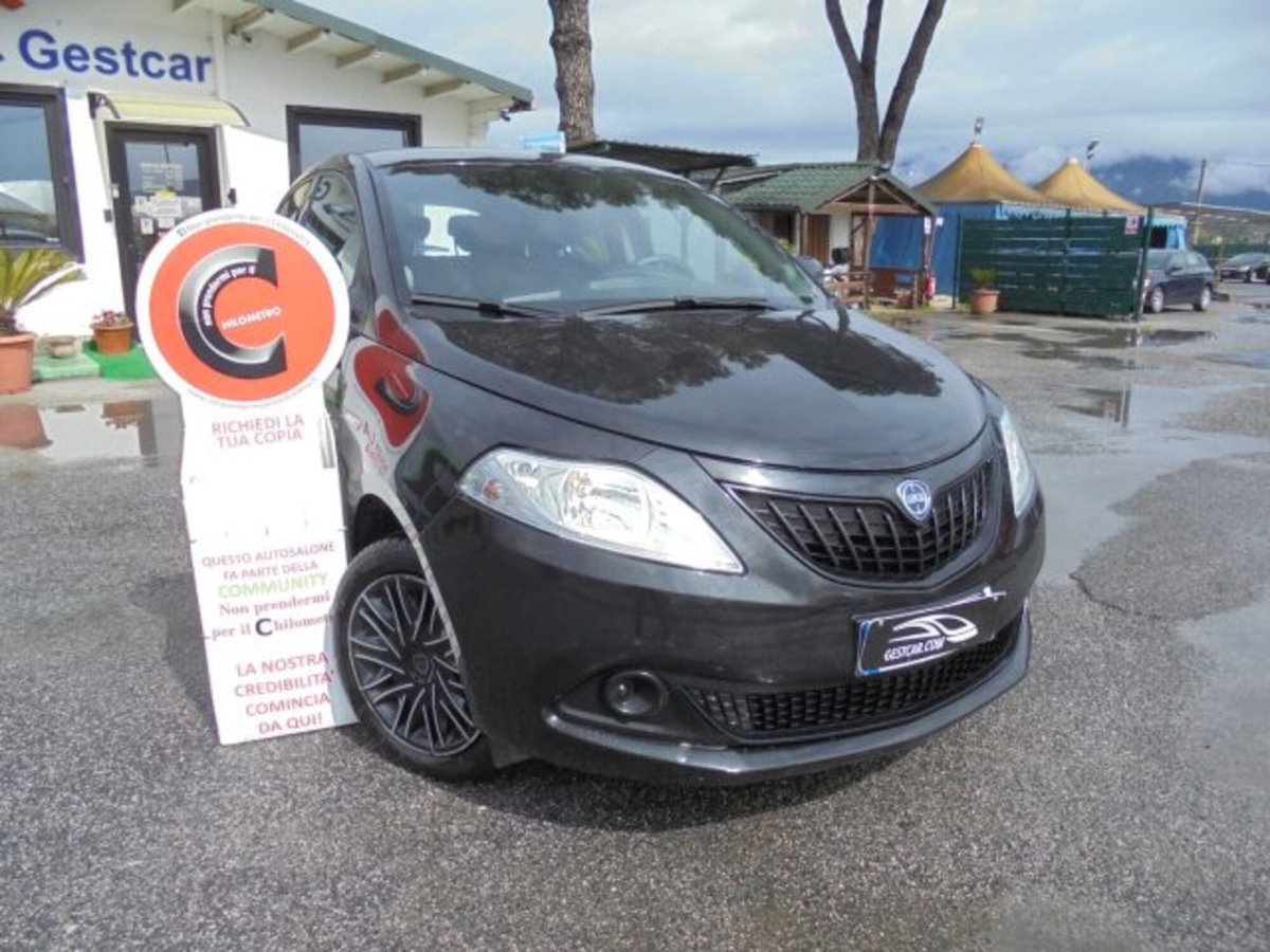 Lancia Ypsilon 1.0 FireFly 5 porte S&S Hybrid Ecochic Silver (2)
