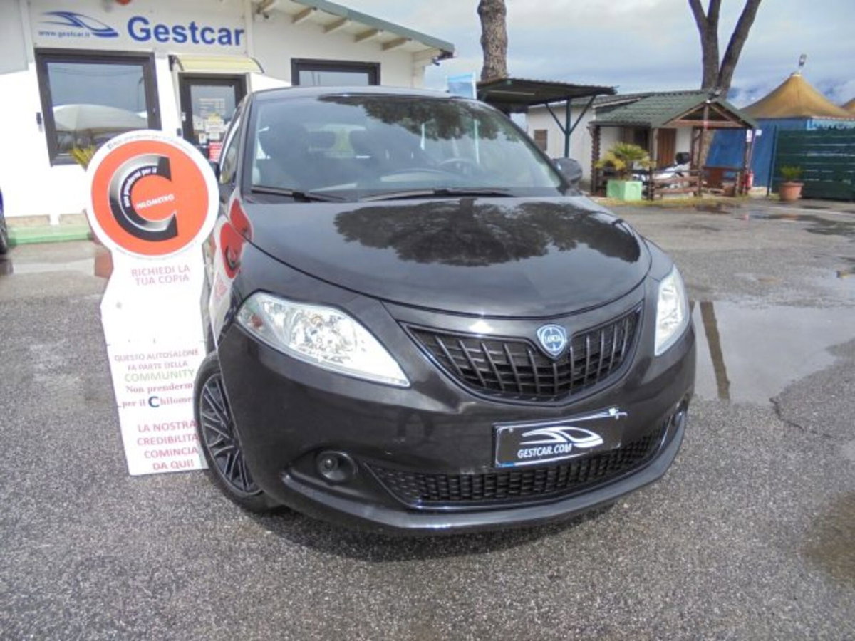 Lancia Ypsilon 1.0 FireFly 5 porte S&S Hybrid Ecochic Silver (3)