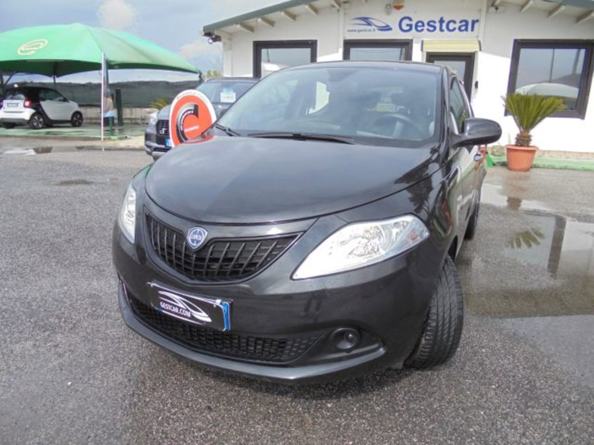 Lancia Ypsilon 1.0 FireFly 5 porte S&S Hybrid Ecochic Silver (5)