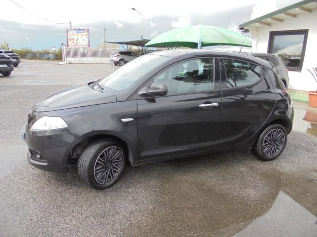 Lancia Ypsilon 1.0 FireFly 5 porte S&S Hybrid Ecochic Silver (7)