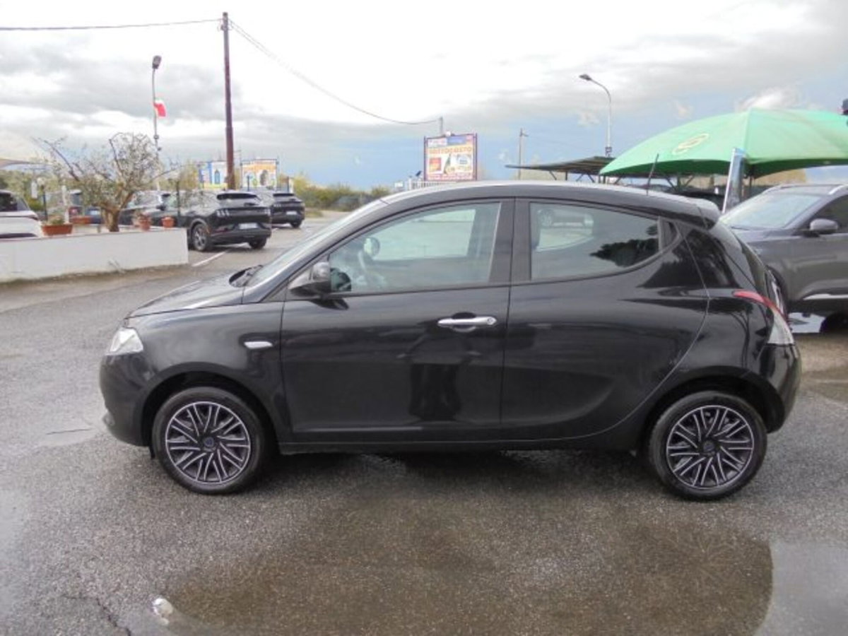 Lancia Ypsilon 1.0 FireFly 5 porte S&S Hybrid Ecochic Silver (8)
