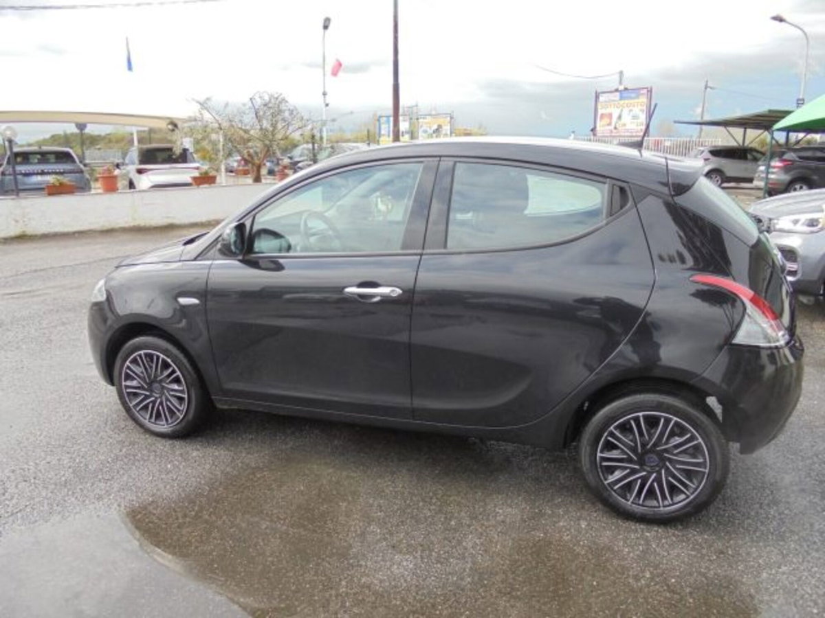 Lancia Ypsilon 1.0 FireFly 5 porte S&S Hybrid Ecochic Silver (9)