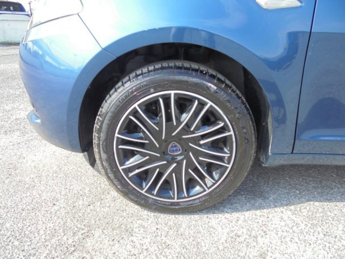 Lancia Ypsilon 1.0 FireFly 5 porte S&S Hybrid Gold Plus (9)
