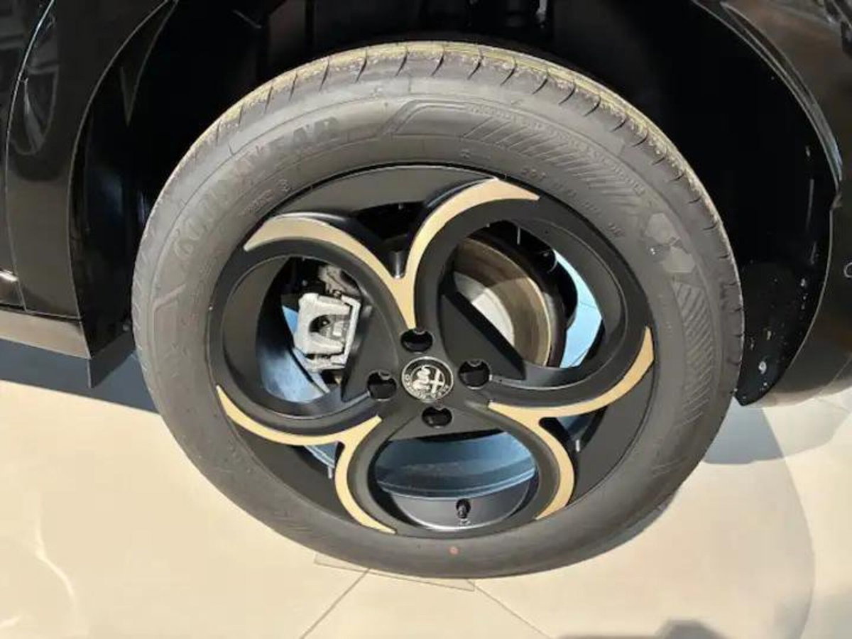 Alfa Romeo Junior 1.2 ibrida Q4 Intensa 145cv edct6 (4)