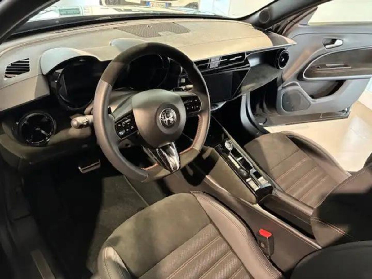Alfa Romeo Junior 1.2 ibrida Q4 Intensa 145cv edct6 (5)