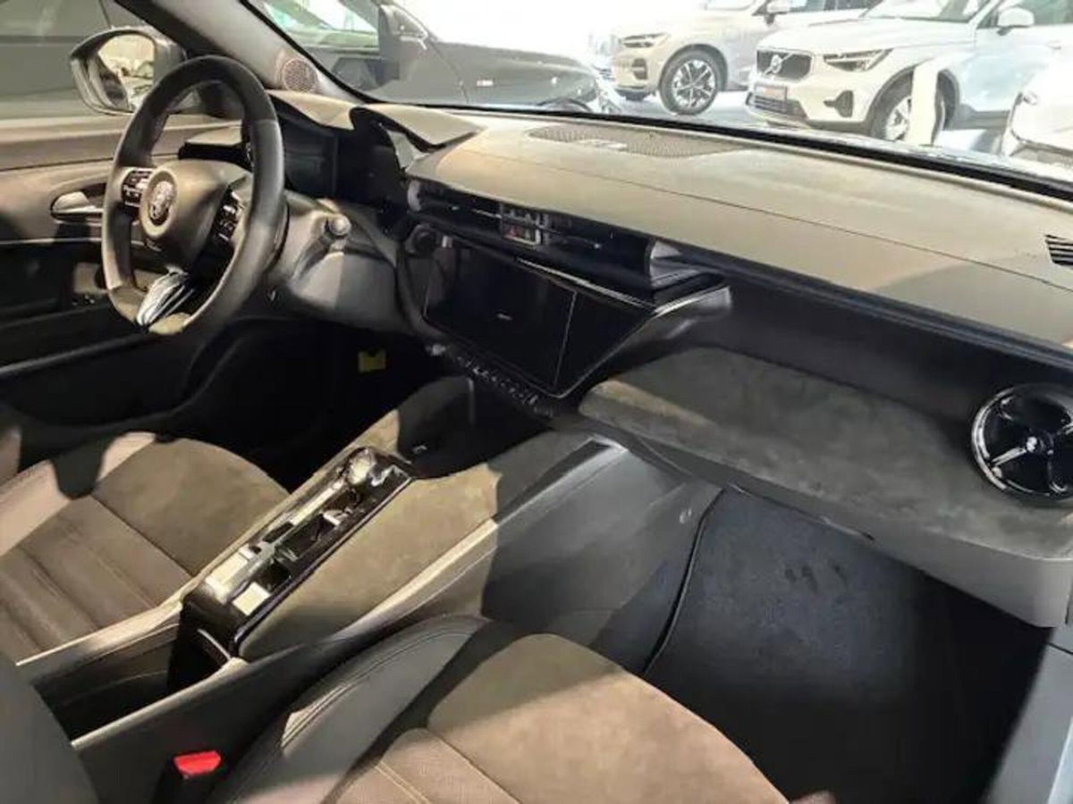 Alfa Romeo Junior 1.2 ibrida Q4 Intensa 145cv edct6 (6)