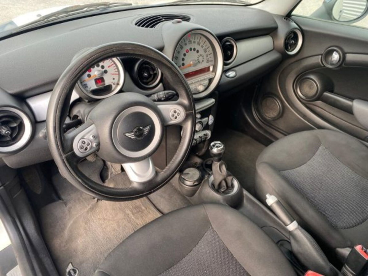 MINI Mini 1.6 16V Cooper D (10)