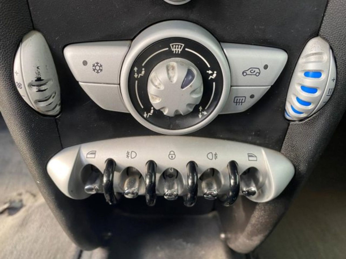 MINI Mini 1.6 16V Cooper D (14)